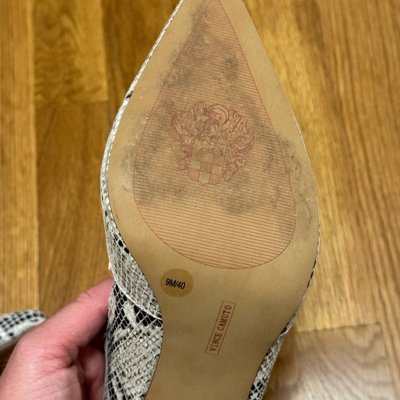 Size 9 Vince Camuto snakeskin 4” heels - Picture 7 of 13